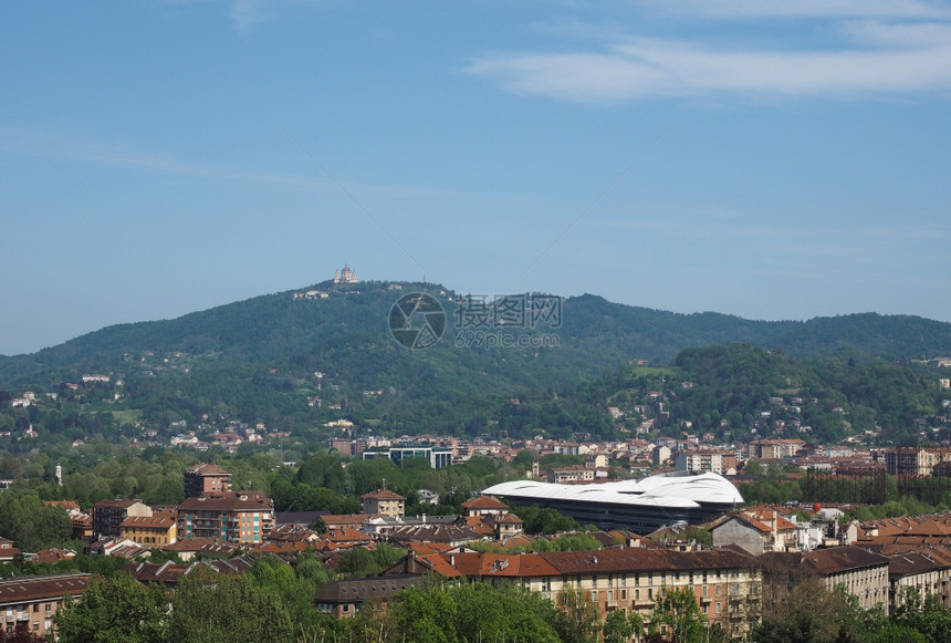 都灵山意大利市周围山丘的景象顶有BasilicadiSupergaBaroque教堂图片