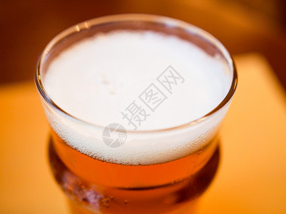 英国啤酒的回观英国啤酒的粉红英国啤酒的一品脱英国啤酒在吧喝图片