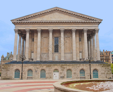 1834年在英国伯明翰维多利亚广场建造的伯明翰音乐厅图片