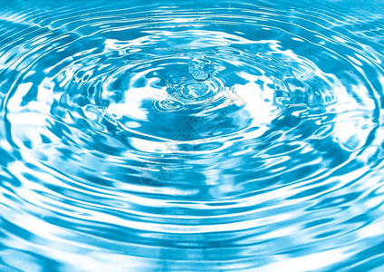 水滴蓝色背景的水滴凉冷的调图片