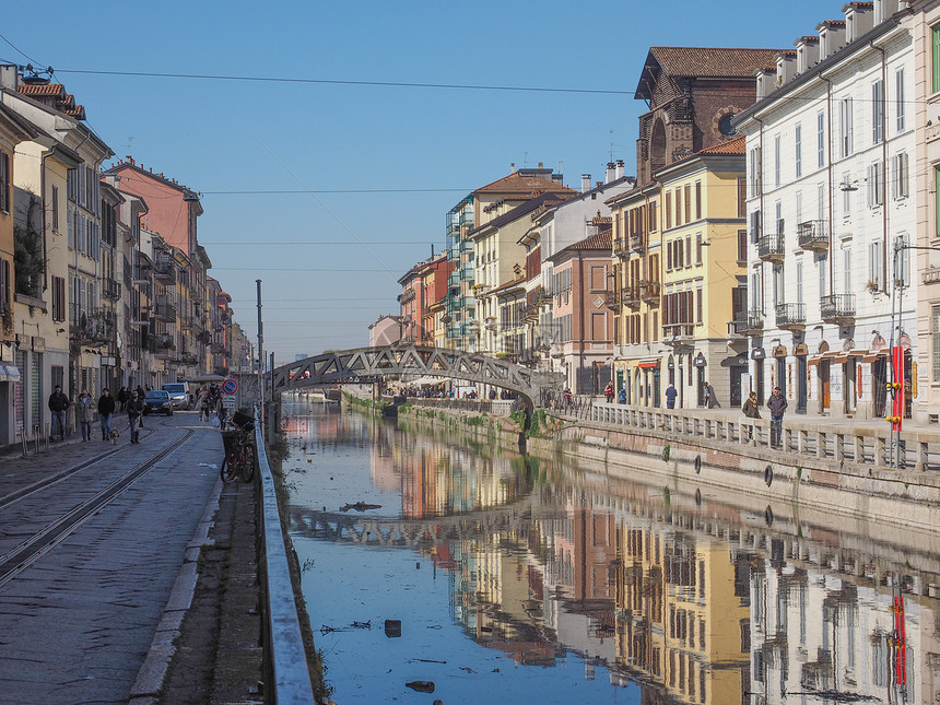 2015年3月8日意大利米兰的NaviglioGrande运河水道旅游者图片