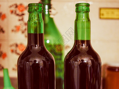 复古风格的酒瓶两瓶红酒看起来很经典图片