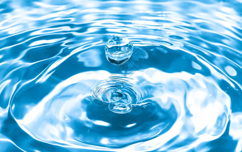 水滴蓝色背景的水滴或小冷调图片