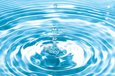 水滴蓝色背景的水滴凉冷的调图片