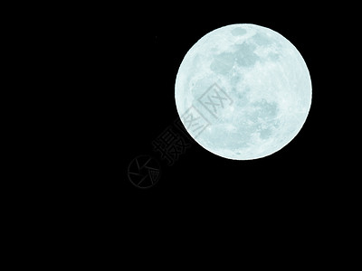 满月用望远镜从北半球观测到的夜晚黑黑天空上的满月冷色调图片