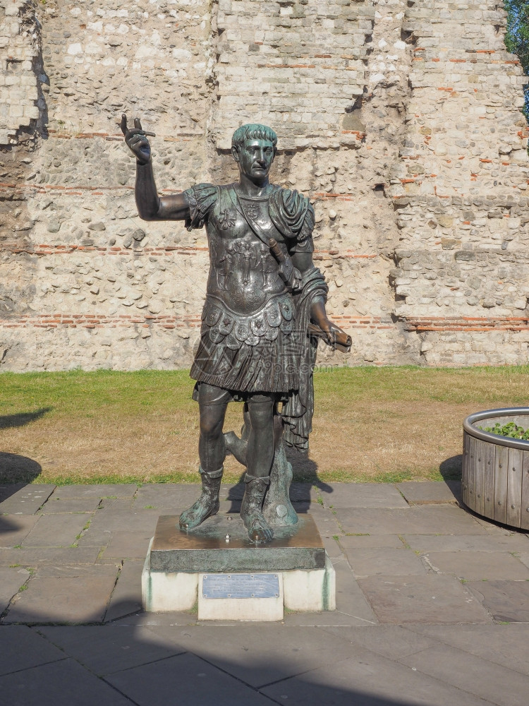 伦敦的特拉詹雕像英国伦敦的特拉扬皇帝古罗马雕像图片