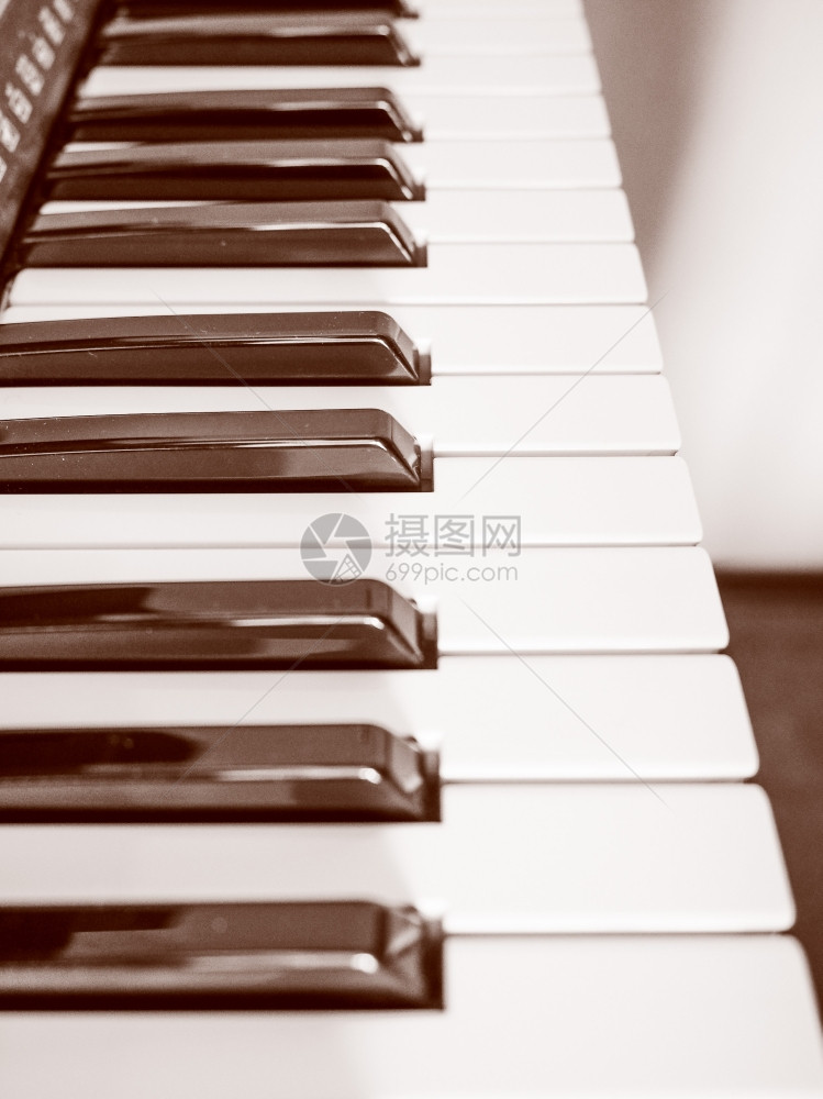 音乐键盘上的黑白密钥图片