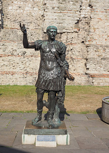 伦敦的特拉詹雕像英国伦敦的特拉扬皇帝古罗马雕像地标高清图片素材