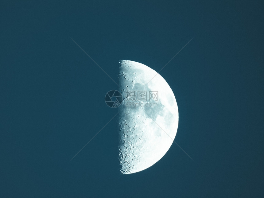 第一季月亮通过我自己的望远镜拍摄的望远镜拍摄的月球第一季度图像没有使用美国宇航局的图像冷色调图片