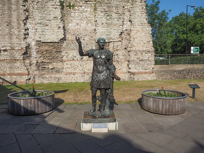伦敦的特拉詹雕像英国伦敦的特拉扬皇帝古罗马雕像纪念碑高清图片素材