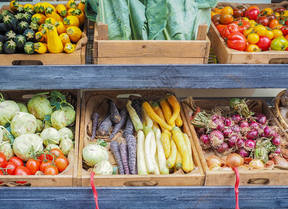 蔬菜商店市场货架上的蔬菜包括椰卷心番茄萝卜胡大蒜和红洋葱图片