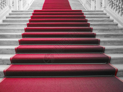 走姿礼仪红地毯在楼梯上用来标志元首VIP和名人在仪式正场合或活动上走的路线背景