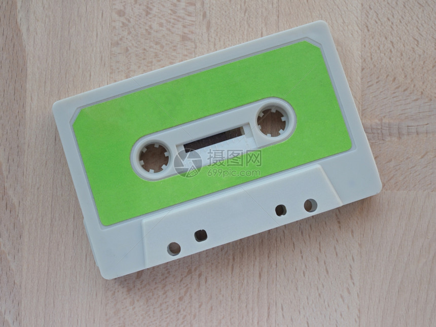 磁带用于模拟音频乐录记在木制桌子上图片