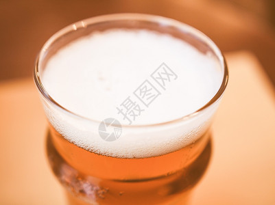 英国啤酒的回顾英国啤酒的回顾英国啤酒在吧喝英国啤的一品脱图片