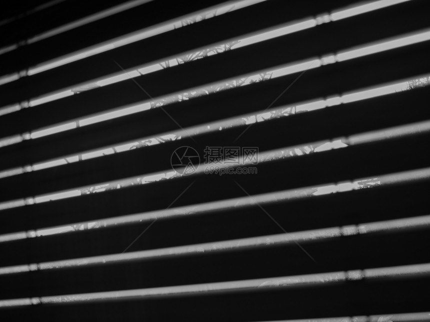 窗的轮光从暗室看到窗对着太阳光图片