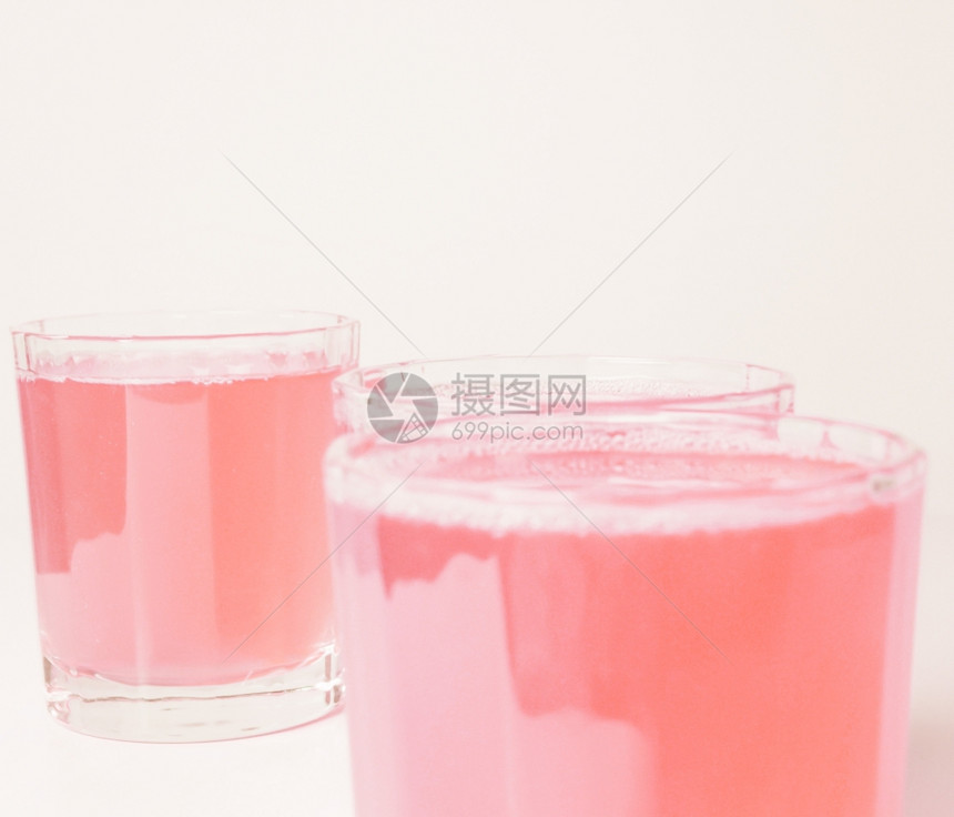 粉红葡萄精沙发的古董粉红葡萄果汁杯放在大陆早餐桌的古董上图片
