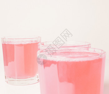 粉红葡萄精沙发的古董粉红葡萄果汁杯放在大陆早餐桌的古董上图片