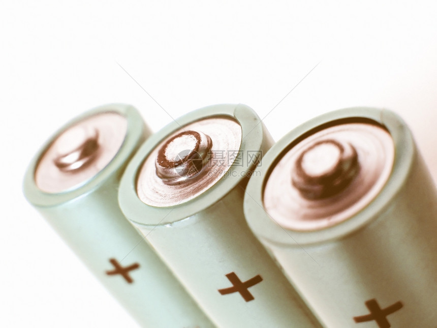 电池老旧白色背景的绿电池图片