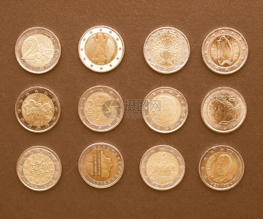 来自包括德国法意大利爱尔兰西班牙葡萄丹麦在内的许多2欧元硬币范围图片