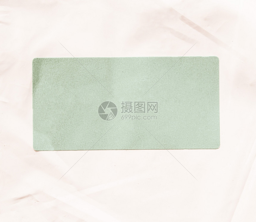 标签年绿色纸标签贴在白信封上以复制空间年刊邮寄件图片