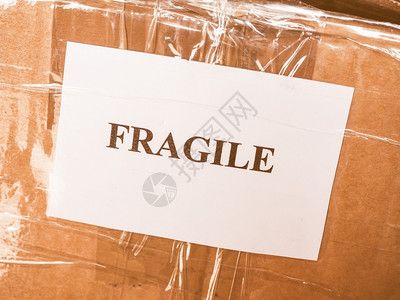 易碎标志素材易碎标志旧年用于邮寄后装运旧年的纸板箱袋包上的易碎警告标签背景