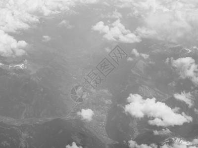 阿尔卑斯山脉一个谷的空中景象以黑白两种颜色显示图片