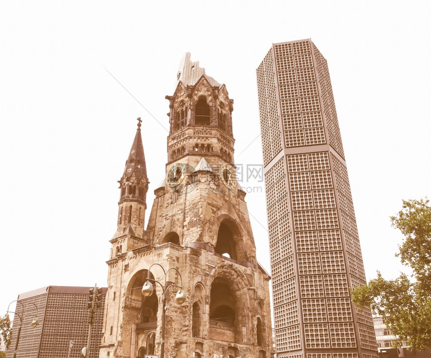 柏林KaiserWilhelm纪念教堂的废墟被盟军轰炸摧毁作为纪念古迹保存图片