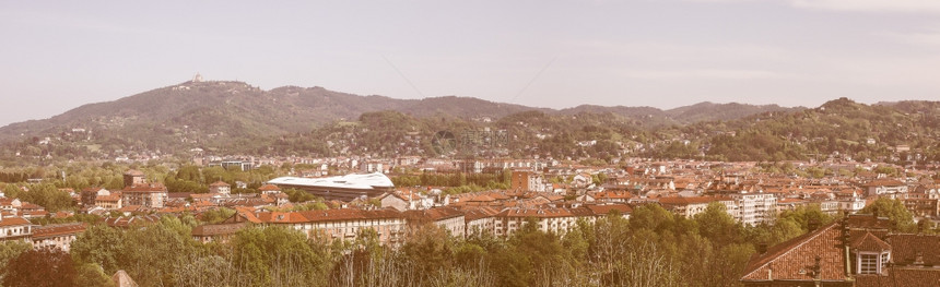 意大利都灵市周围山丘的景象顶有BasilicadiSupergaBaroque教堂图片