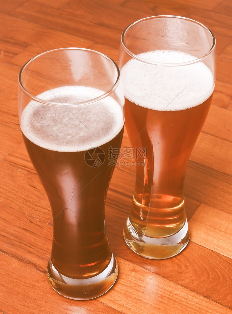 两杯德国啤酒双黑白西装啤酒图片
