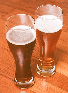两杯德国啤酒双黑白西装啤酒图片