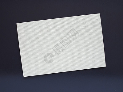 空白纸标签空白纸或贴有复制空间的纸标签平放在黑色桌面背景上图片