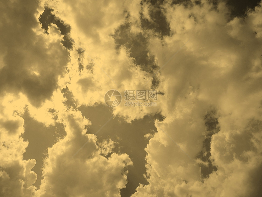 蓝天空有云层背景的西普亚天空有云层用作为背景古年的西普亚图片