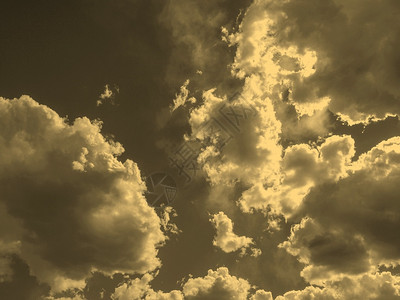 暴风天气空古老的边有乌云背景图片