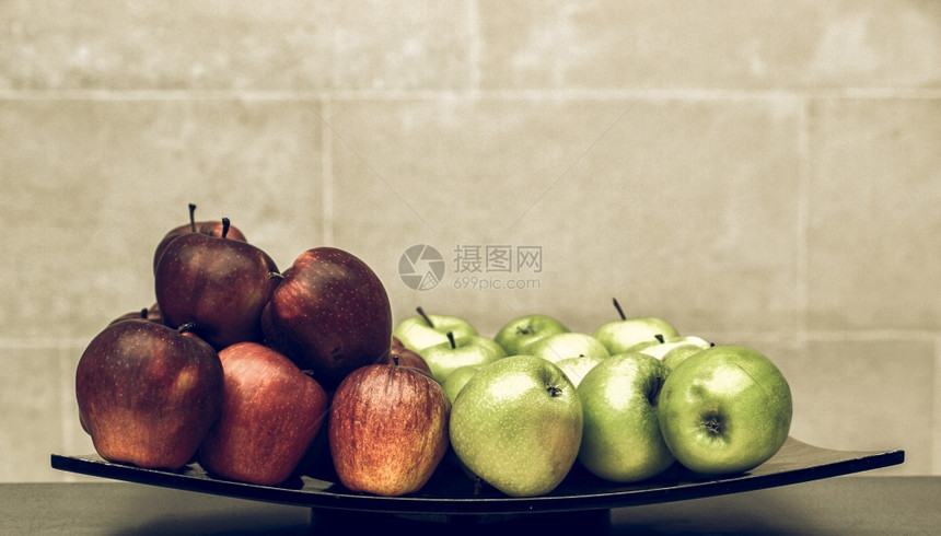 苹果老古董不饱和碗中的红色和绿苹果老旧不饱和图片