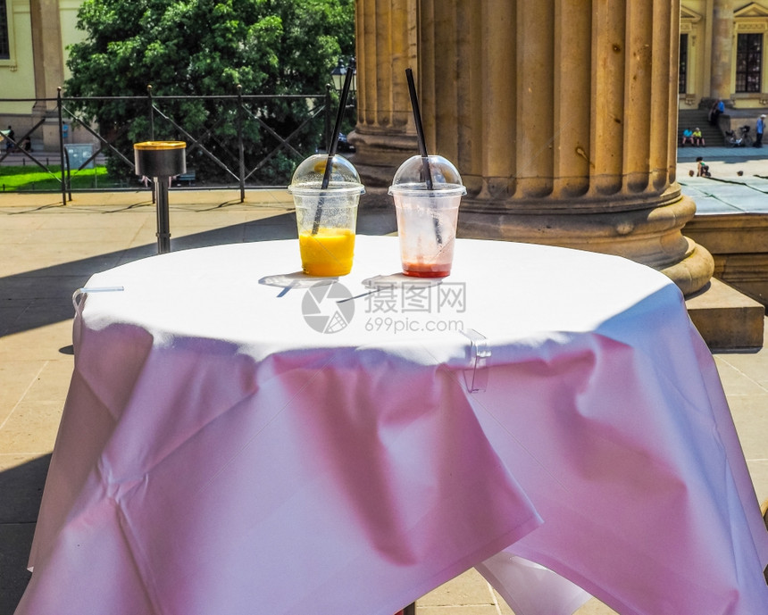 餐桌上的人类发展报告鸡尾酒杯在户外活动桌上的高态范围鸡尾酒杯图片