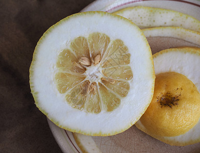 香木缘CitrusMedicaCitrusMedica柑橘类水果素食品切片在盘子里背景