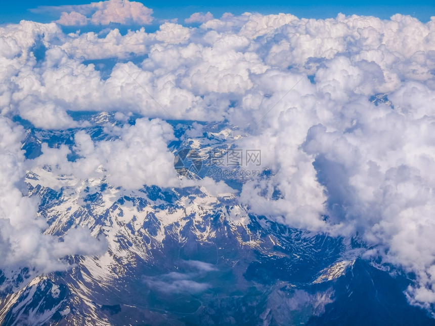 阿尔卑斯山上的云阿尔卑斯山上空云层的高动态范围HDR鸟瞰图图片