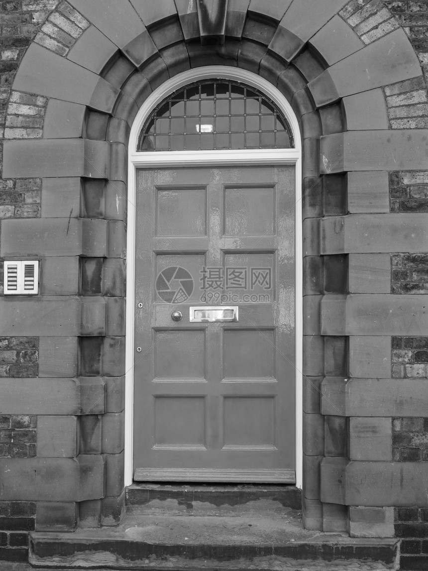 英国红门黑白房子的传统入口门图片