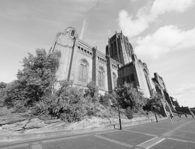 利物浦的大教堂基督或英国利物浦圣詹姆斯山的复活基督大教堂黑白图片