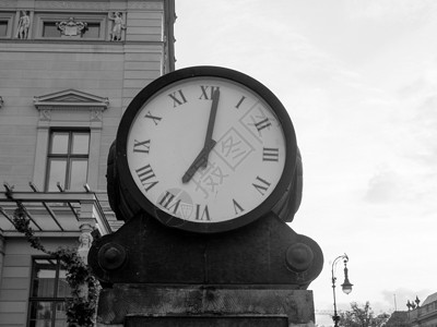 德国柏林黑白古老的街头时钟图片
