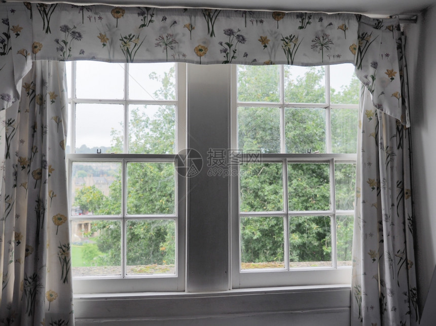 英国传统窗口通过英国传统窗口观看公园图片