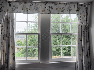 英国传统窗口通过英国传统窗口观看公园背景图片