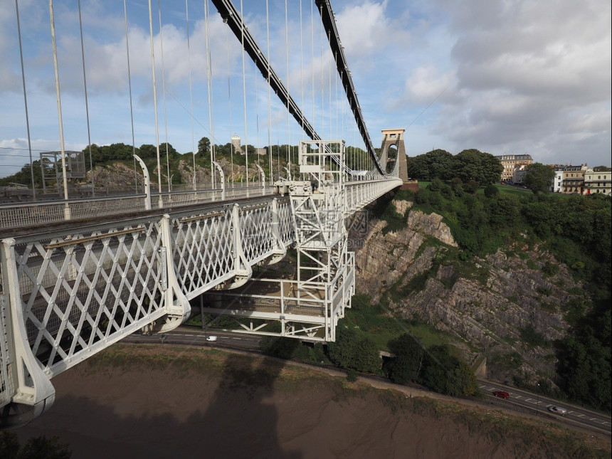 布里斯托尔的克利夫顿悬吊桥克利夫顿悬吊桥横跨阿沃峡谷和恩河的悬吊桥由布鲁内尔设计于1864年在联合王国布里斯托尔完成图片