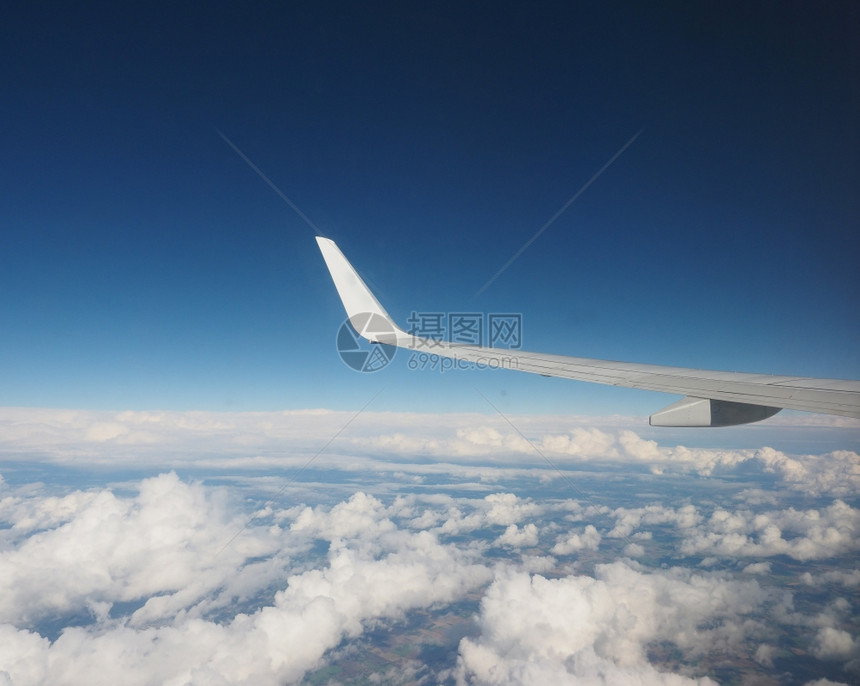 蓝天白云中的机翼图片