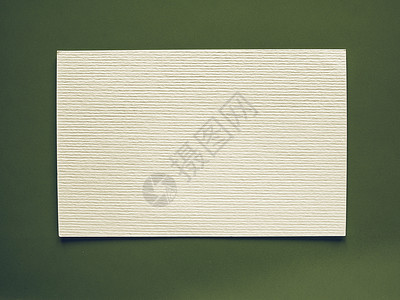 Vintagelooking空白纸标签Blank纸标签或贴有复制空间的纸标签平放在绿色桌面背景上背景图片