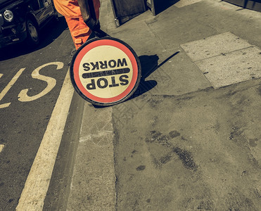 伦敦街路面工的寻找停止工程标志图片