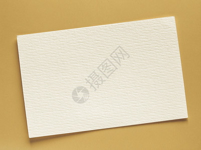 Vintagelooking空白纸标签Blank纸标签或贴有复制空间的纸标签平放在黄色桌面背景上背景图片
