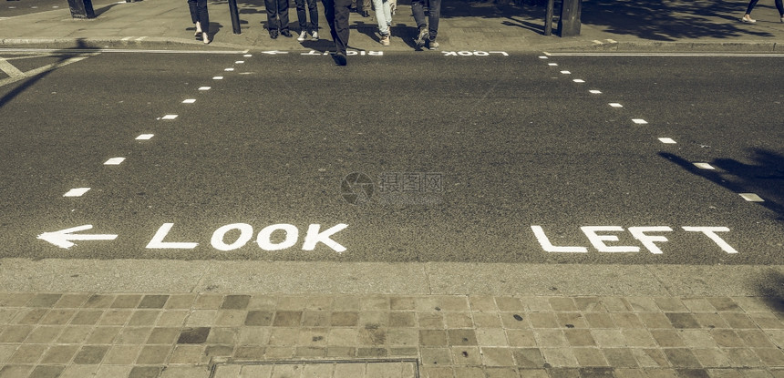 复古造型左看标志伦敦街头的复古左看标志图片