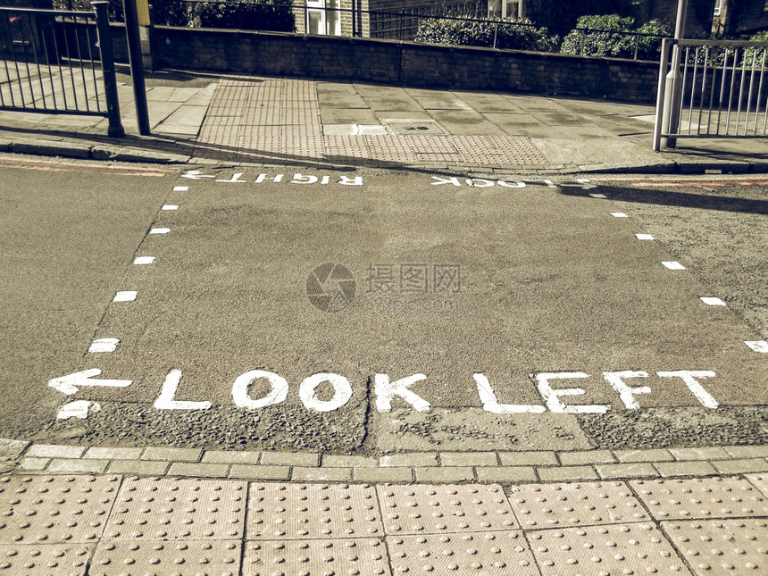 伦敦斑马十字路口的左边标志图片