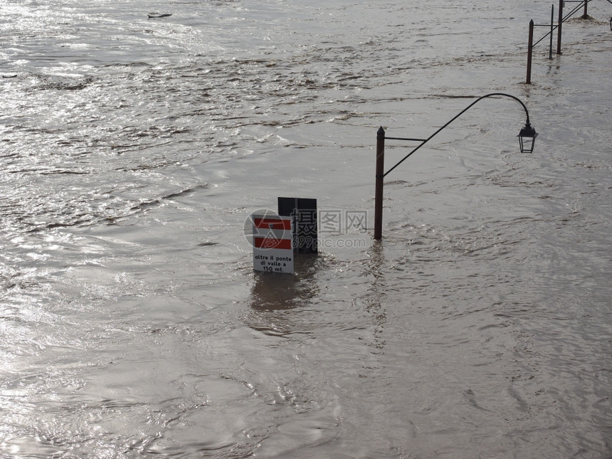 都灵的Powin河Murazzi河岸的街道灯因意大利都灵市中心洪水而淹没在中图片